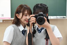 フォトコンテストに挑む辻野かなみと吉川ひより。