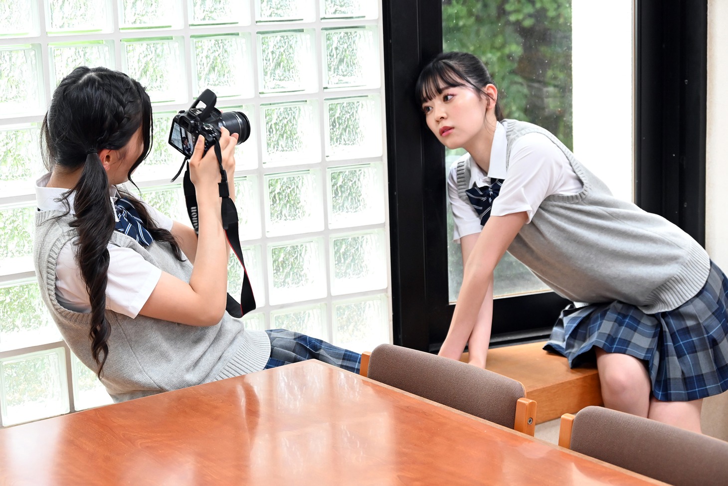 坂井仁香を撮影する杏ジュリア。