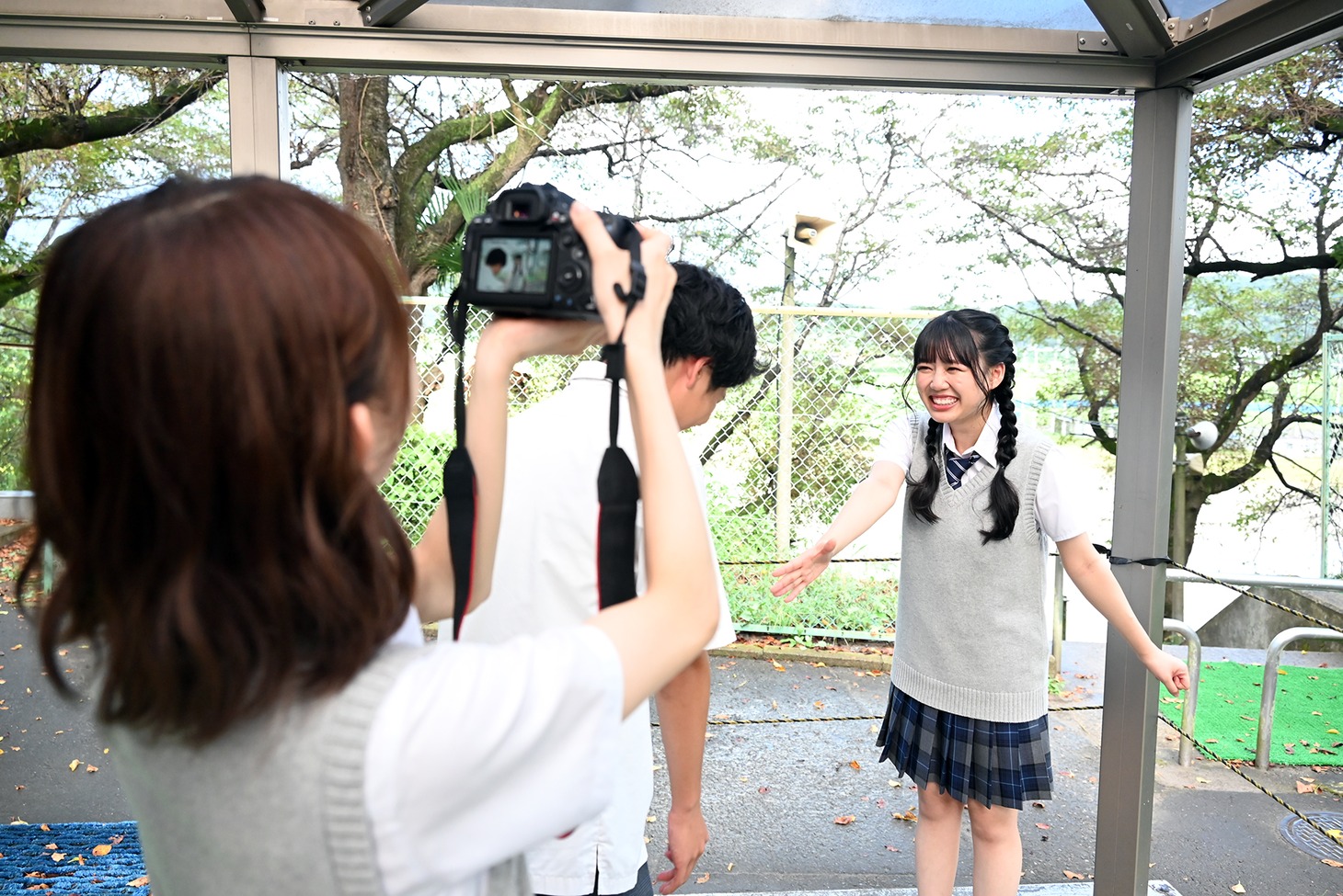 吉川ひよりを撮影する辻野かなみ。