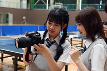 撮影した写真をチェックする吉川ひよりと辻野かなみ。