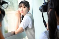 坂井仁香を撮影する杏ジュリア。