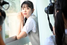 坂井仁香を撮影する杏ジュリア。