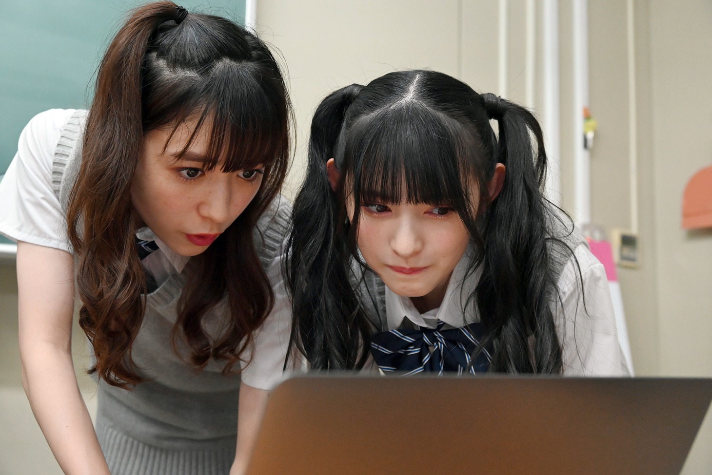 撮影した写真をチェックする小泉遥香と菅田愛貴。
