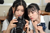 撮影した写真をチェックする杏ジュリアと坂井仁香。