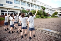 生徒との別れを惜しむ超ときめき♡宣伝部。