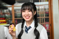 駄菓子を手に取る吉川ひより。