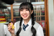 駄菓子を手に取る吉川ひより。