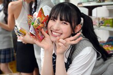駄菓子屋で満面の笑みを浮かべる菅田愛貴。