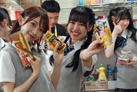 駄菓子を手に取る辻野かなみと吉川ひより。