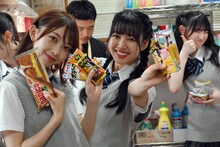 駄菓子を手に取る辻野かなみと吉川ひより。