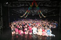 フロアをバックに記念撮影するOCHA NORMAとでんぱ組.inc。