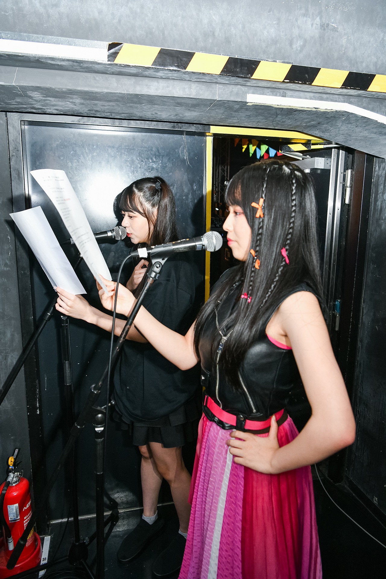 影ナレを担当したOCHA NORMAの米村姫良々と西崎美空。（※「崎」は立つ崎が正式表記）