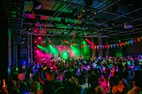 OCHA NORMAによるライブの様子。