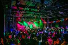 OCHA NORMAによるライブの様子。