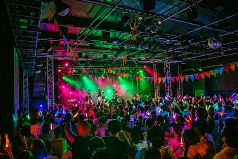 OCHA NORMAによるライブの様子。