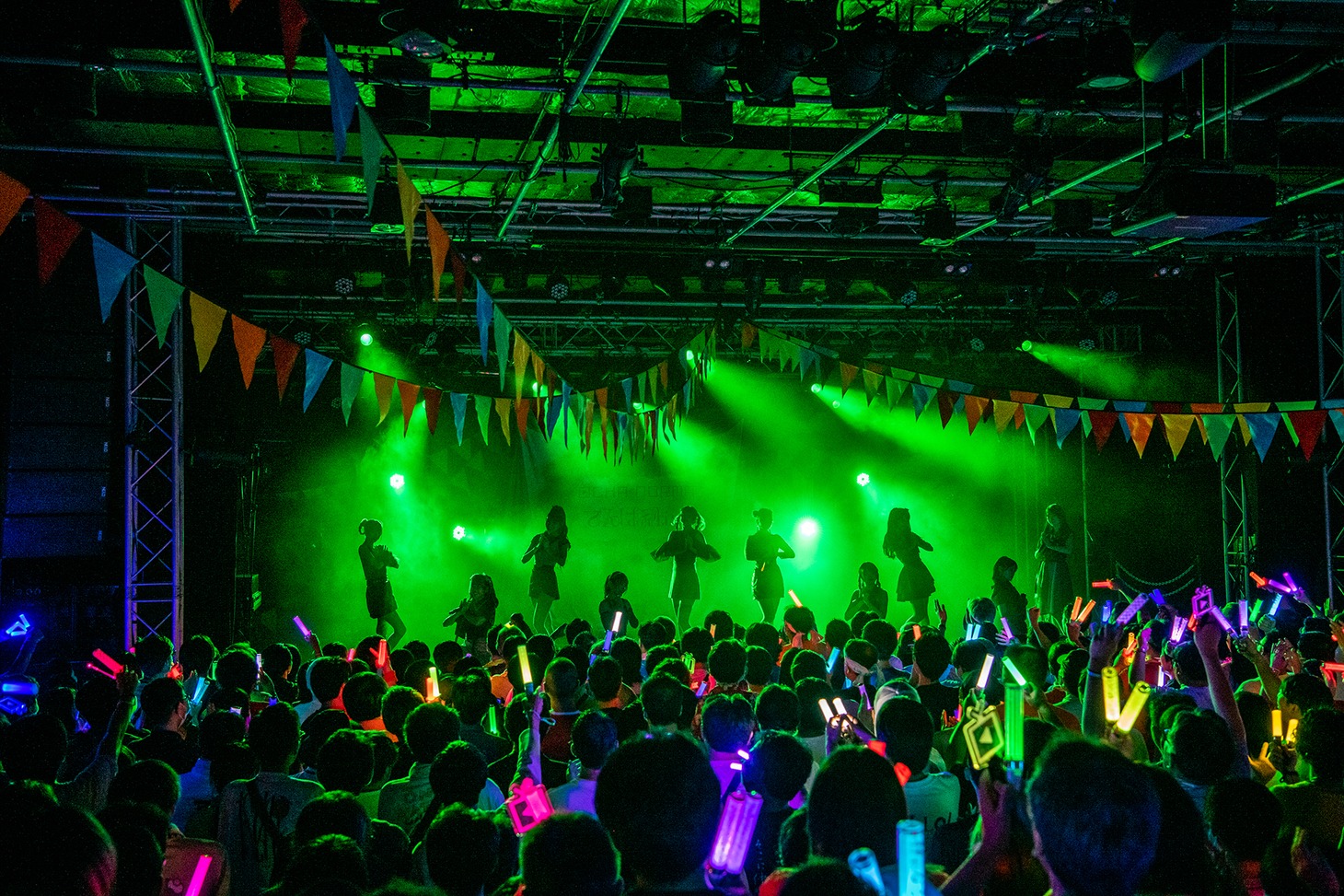 OCHA NORMAによるライブの様子。