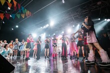 でんぱ組.incに倣って円陣で声を張り上げるOCHA NORMA。