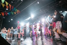 でんぱ組.incに倣って円陣で声を張り上げるOCHA NORMA。