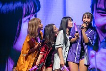 天羽希純（右）にじゃれつく#2i2。