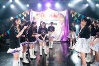 リリースされたばかりの1stシングル「わたしの一番かわいいところ」をOCHA NORMA（左）に手渡すFRUITS ZIPPER（右）。