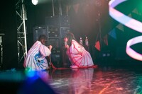 ステージの隅に座り込むでんぱ組.incの藤咲彩音と古川未鈴。