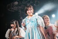 田代すみれのグッズを身に付けた空野青空。