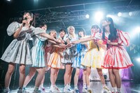 ライブ前の円陣を再現するでんぱ組.inc。