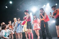 田代すみれの前でひざまずく空野青空。