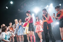 田代すみれの前でひざまずく空野青空。