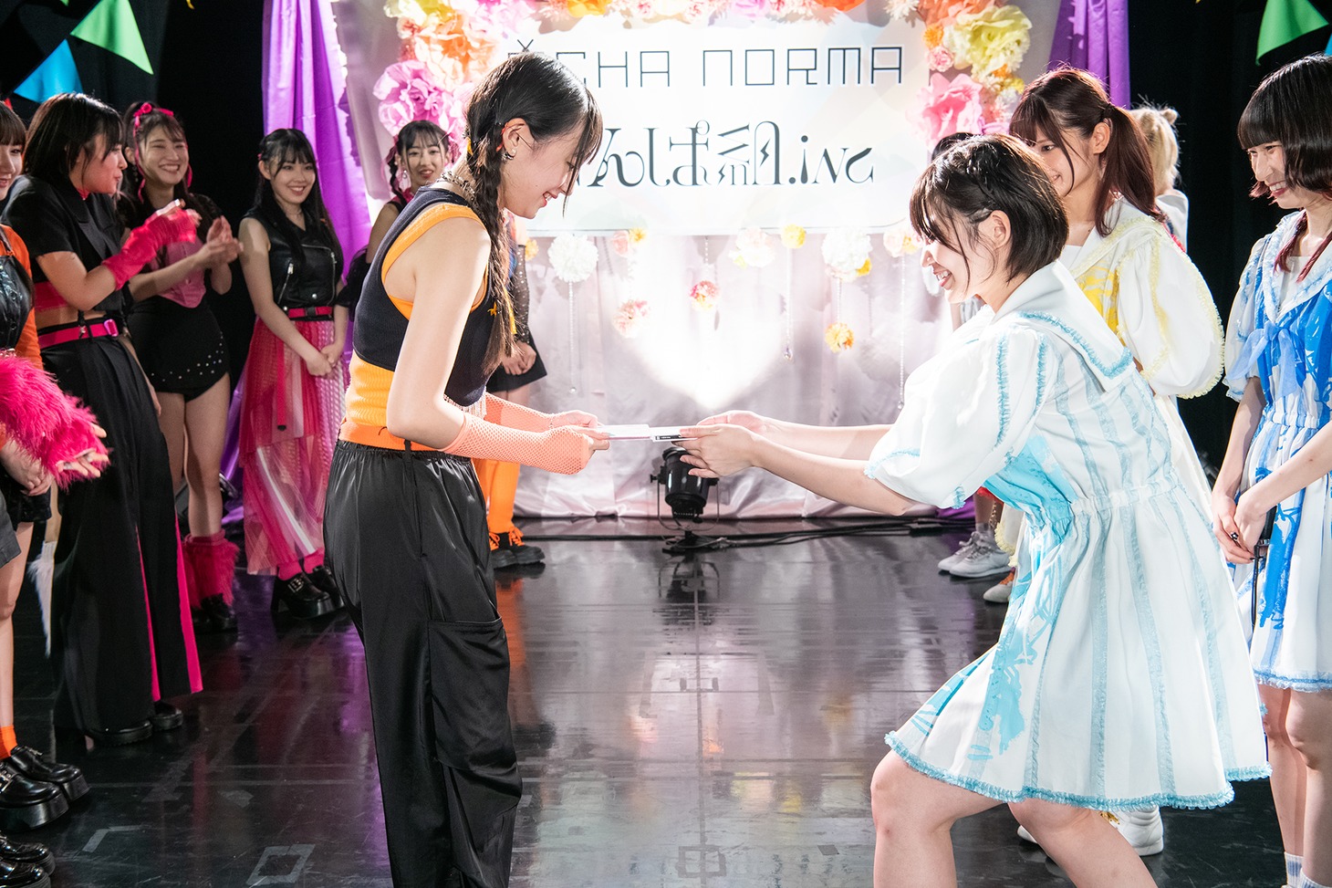 お互いの最新作を渡し合うOCHA NORMA（左）とでんぱ組.inc（右）。