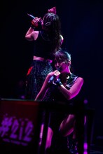 デュエットで「SAYONARA」を披露する十味と天羽希純。