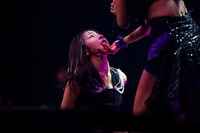 天羽希純に顎クイされる十味。