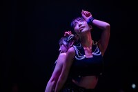 左から十味、天羽希純。