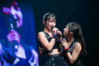 天羽希純をドキドキさせようとする十味（右）。