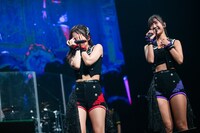 顔を隠す十味（左）と、天羽希純（右）。