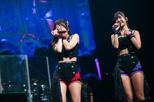 顔を隠す十味（左）と、天羽希純（右）。