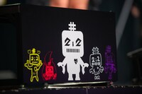 #2i2の公式キャラクター「64」が描かれたお立ち台。