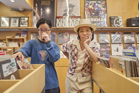 左からPUNPEE、ハナレグミ。