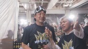 岡田圭右（ますだおかだ）がビールかけに参戦。(c)カンテレ