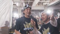 岡田圭右（ますだおかだ）がビールかけに参戦。(c)カンテレ