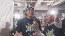 岡田圭右（ますだおかだ）がビールかけに参戦。(c)カンテレ