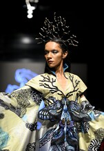 パリ・ファッションウィークのランウェイを歩くアヴちゃん（女王蜂）。