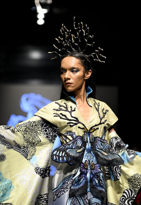 パリ・ファッションウィークのランウェイを歩くアヴちゃん（女王蜂）。