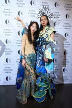 左からデザイナー・大門真優子、アヴちゃん（女王蜂）。