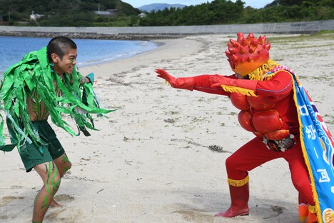 映画「さよなら ほやマン」より、アフロ扮するほやマン（右）。