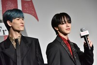 尻相撲対決に臨む金城碧海（JO1）と大平祥生（JO1）。