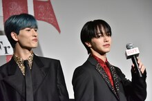 尻相撲対決に臨む金城碧海（JO1）と大平祥生（JO1）。