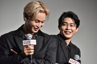 尻相撲対決に臨む與那城奨（JO1）と倉悠貴。