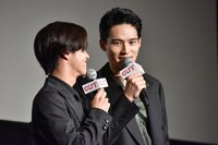 尻相撲対決に臨む醍醐虎汰朗と水上恒司。