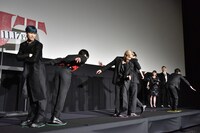 尻相撲対決の様子。